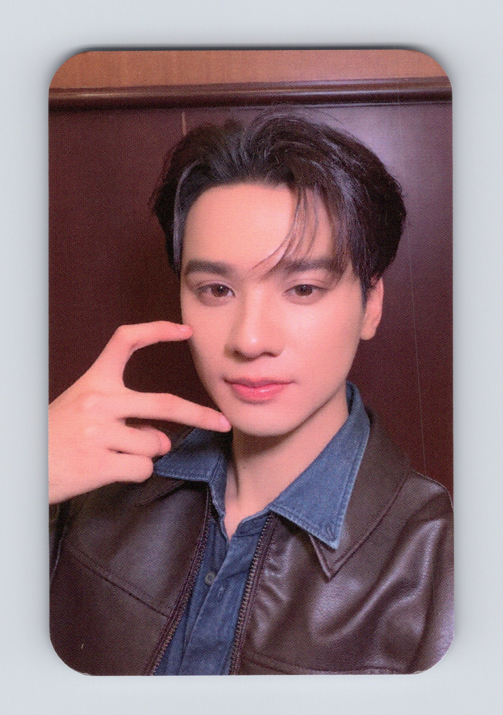Keng Still Holding Up Like the Moon Selfie Photocard